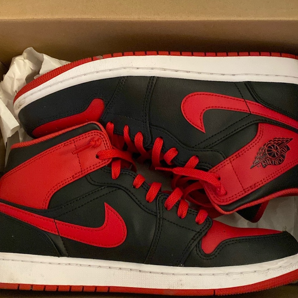 AIR JORDAN 1 MID ALTERNATE BRED Used